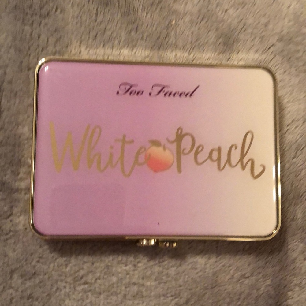 Too faced white peach pallet